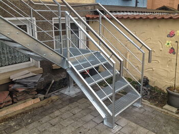 Stahltreppe mit Stahlgeländer und Edelstahlhandlauf