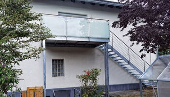 Anbaubalkon mit Treppenanlage und Edelstahl-Glas-Geländer