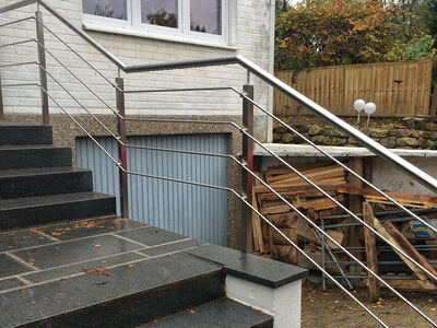 Edelstahlgeländer montiert an der Treppenwange und Stabfüllung