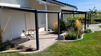 Terrassenüberdachung mit Garten montiert mit automatischer Beschattung