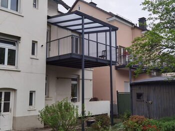 Anbaubalkon mit zusätzlicher Überdachung angepasst an den Balkon