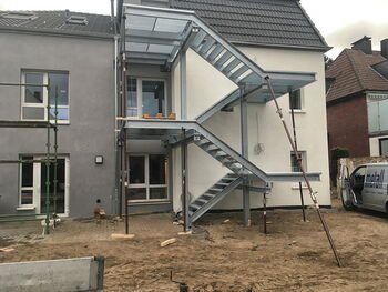 Treppenanlage Stahl verzinkt von Etage zu Etage außen
